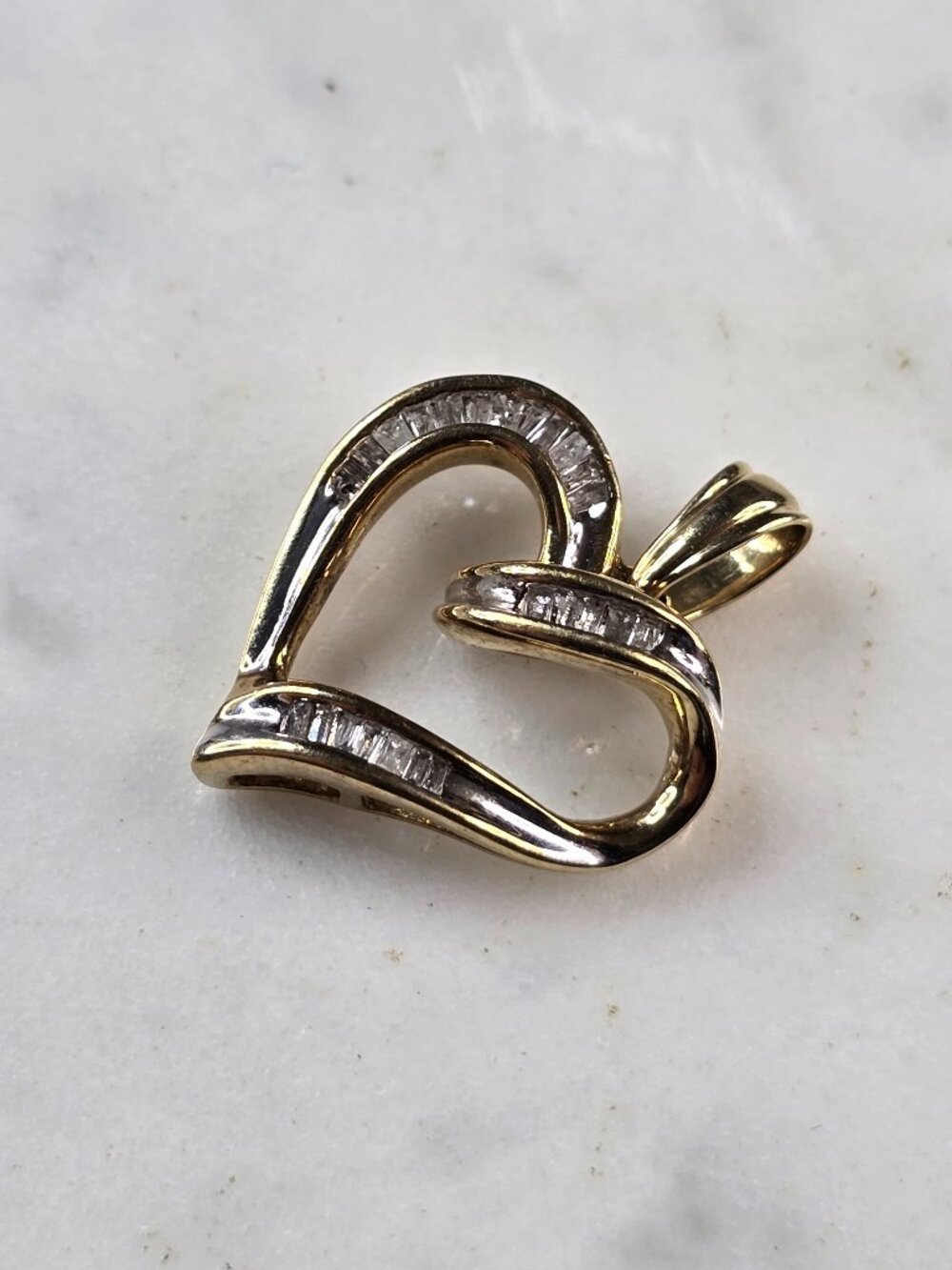 Womens Vintage Estate 10K Gold Diamond Heart Pendant 3.1g #E5135